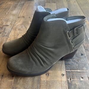 BareTraps
Womens Reid Ankle Round Toe Booties Green 9.5 Medium